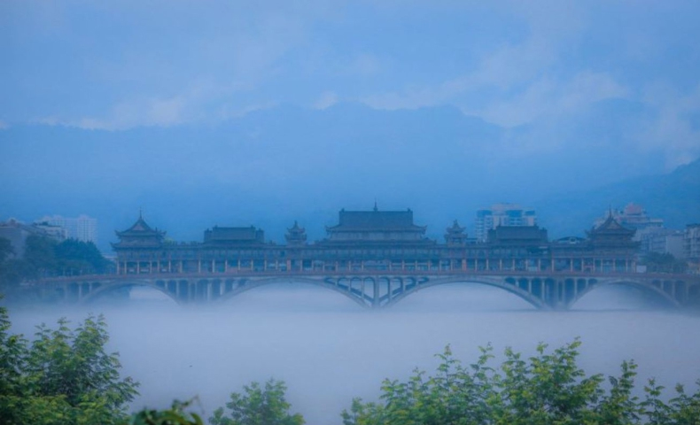 雨城  一座因山和江成就的城市